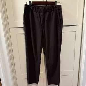 Vuori Miles Ankle pant - Maroon/eggplant color